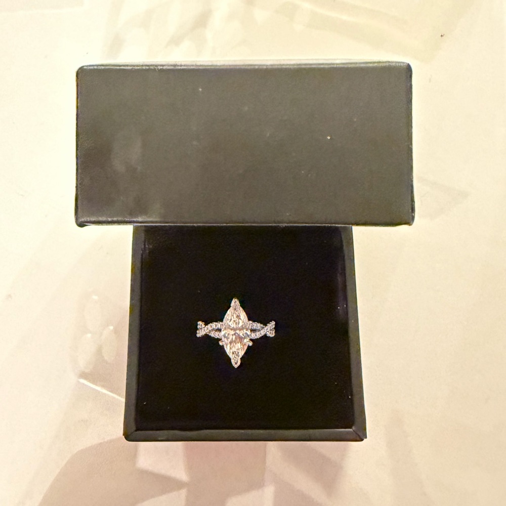 Verragio setting  Marquis Diamond engagement ring  (F Color)  VS1 3ct